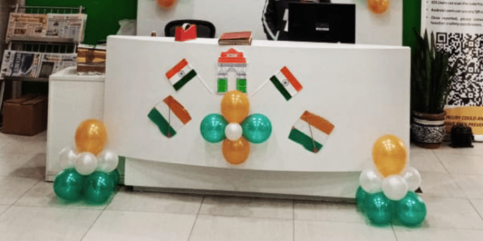 How to decorate office desk for independence day